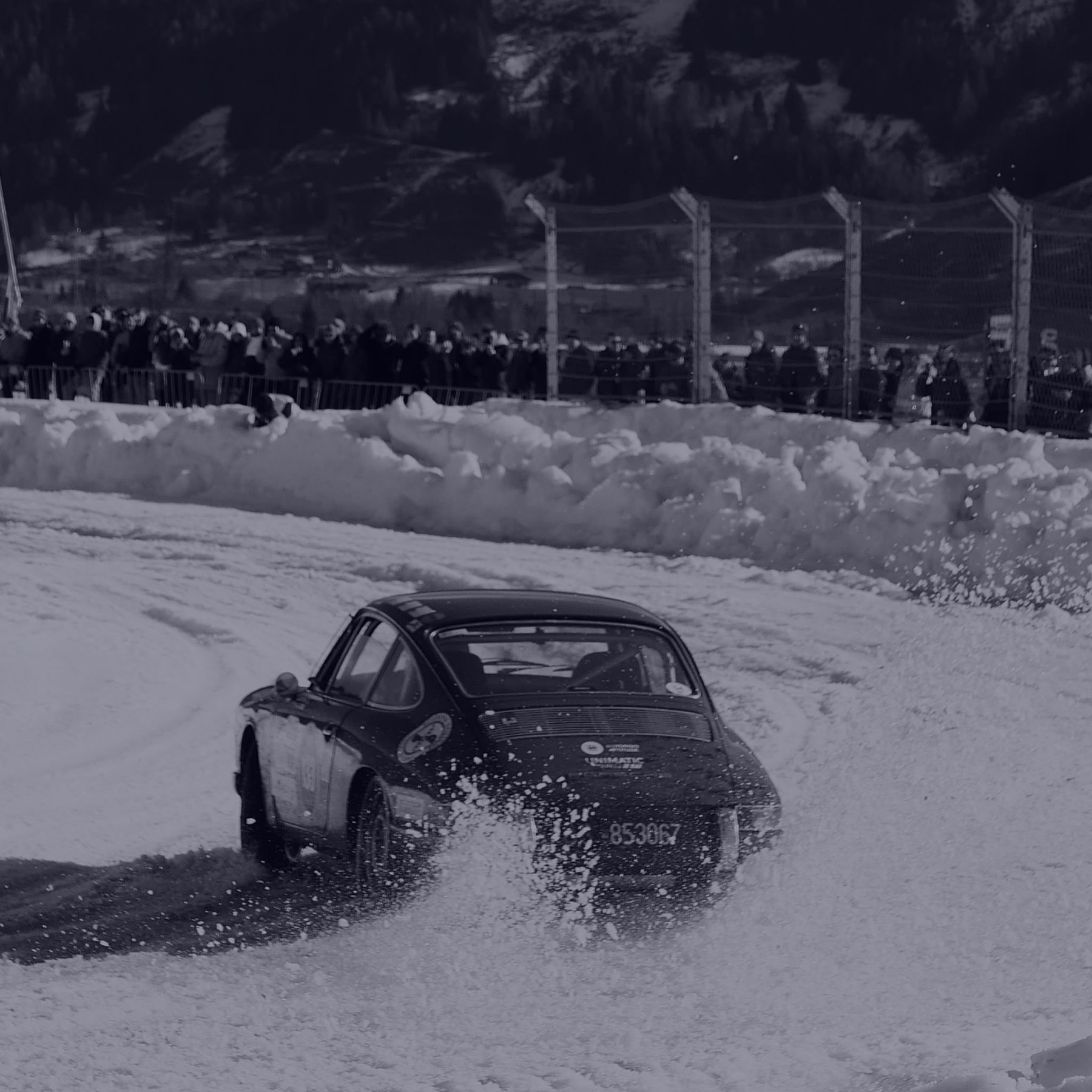 Classic Porsche 911 on snow — car concierge Driver Society Stuttgart